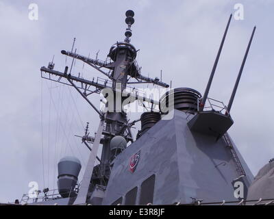 Subic, Zambales. Il 27 giugno, 2014. Vista generale della nave da guerra USS John S. McCain il 27 giugno 2014. La nave viene utilizzata durante la CARAT 2014 esercitazioni militari che promuovono marittima regionale la cooperazione tra gli Stati Uniti e molti altri paesi si trova nel Pacifico. Credito: Sherbien Dacalanio/Pacific Press/Alamy Live News Foto Stock