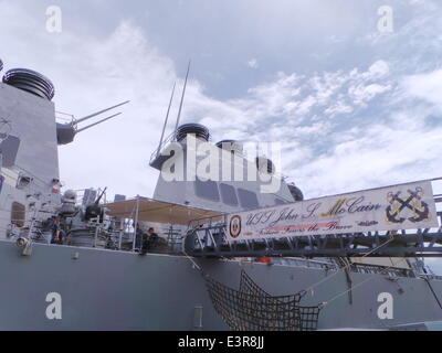 Subic, Zambales. Il 27 giugno, 2014. Vista generale della nave da guerra USS John S. McCain il 27 giugno 2014. La nave viene utilizzata durante la CARAT 2014 esercitazioni militari che promuovono marittima regionale la cooperazione tra gli Stati Uniti e molti altri paesi si trova nel Pacifico. Credito: Sherbien Dacalanio/Pacific Press/Alamy Live News Foto Stock