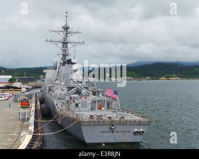 Subic, Zambales. Il 27 giugno, 2014. Vista generale della nave da guerra USS John S. McCain il 27 giugno 2014. La nave viene utilizzata durante la CARAT 2014 esercitazioni militari che promuovono marittima regionale la cooperazione tra gli Stati Uniti e molti altri paesi si trova nel Pacifico. Credito: Sherbien Dacalanio/Pacific Press/Alamy Live News Foto Stock