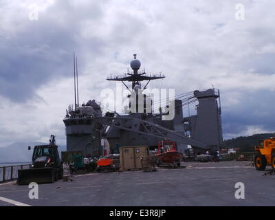 Subic, Zambales. Il 27 giugno, 2014. Vista generale della nave da guerra USS John S. McCain il 27 giugno 2014. La nave viene utilizzata durante la CARAT 2014 esercitazioni militari che promuovono marittima regionale la cooperazione tra gli Stati Uniti e molti altri paesi si trova nel Pacifico. Credito: Sherbien Dacalanio/Pacific Press/Alamy Live News Foto Stock