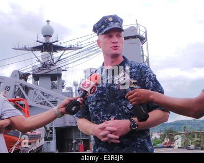 Subic, Zambales. Il 27 giugno, 2014. Il personale della nave da guerra USS John S. McCain ha intervistato dai media il 27 giugno 2014. La nave viene utilizzata durante la CARAT 2014 esercitazioni militari che promuovono marittima regionale la cooperazione tra gli Stati Uniti e molti altri paesi si trova nel Pacifico. Credito: Sherbien Dacalanio/Pacific Press/Alamy Live News Foto Stock