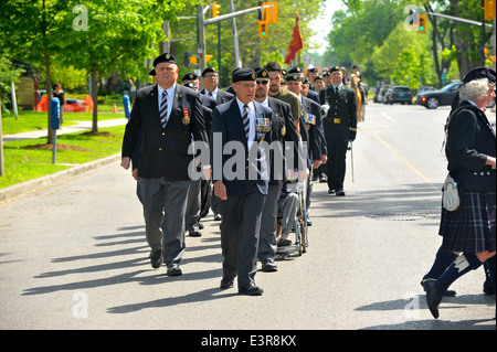 I politici e i membri del pubblico, veterani e servendo il personale militare assistere ad una cerimonia in occasione del settantesimo anniversario del D-day. Foto Stock