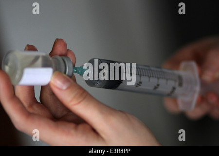 Una studentessa infermiera prassi influenza la procedura di vaccinazione in Montreal, Que Foto Stock