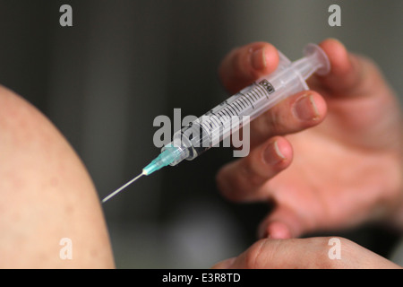 Una studentessa infermiera prassi influenza la procedura di vaccinazione in Montreal, Que. Foto Stock