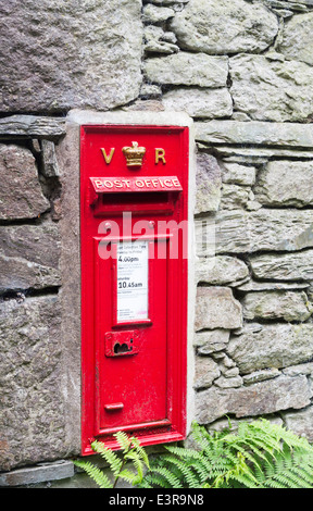 Rosso VR Vittoriano postbox in pietra a secco un muro di una casa di campagna vicino a Grasmere, Lake District, Cumbria, Regno Unito Foto Stock