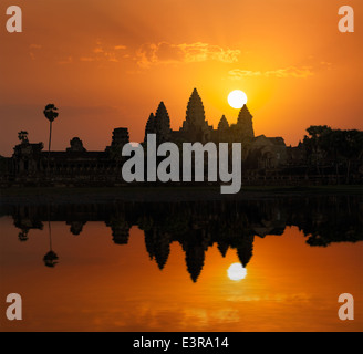 Punto di riferimento della Cambogia Angkor Wat con la riflessione in acqua su sunrise Foto Stock