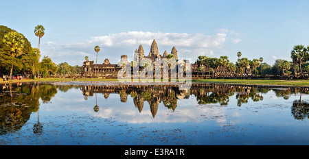 Panorama della famosa pietra miliare della Cambogia Angkor Wat Foto Stock