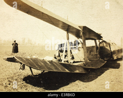 Questa foto documenta un incidente aereo che coinvolge un De Havilland DH-4, uno dei primi biplani utilizzati durante la prima guerra mondiale. Il DH-4 era un aereo significativo nella storia dell'aviazione, e questa immagine segna un momento nelle sue sfide operative. Foto Stock