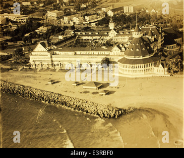 Questa vista aerea dell'area di San Diego presenta l'iconico Hotel del Coronado, un punto di riferimento storico noto per la sua architettura vittoriana e la posizione sulla spiaggia. Costruito nel 1888, l'hotel è una delle strutture più riconosciute della regione e rimane una destinazione popolare. Foto Stock