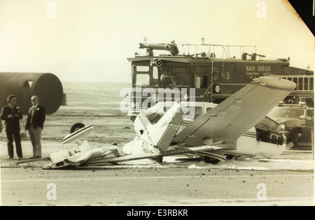 Questa foto documenta un incidente aereo che coinvolge un Piper Cherokee al Lindbergh Field nel 1977. L'incidente è stato parte di una serie di incidenti che hanno evidenziato la sicurezza aerea durante il periodo. Foto Stock