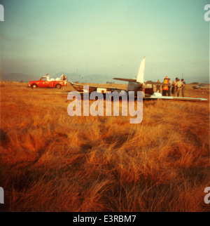 Questa foto documenta l'incidente aereo del 1983 che ha coinvolto un Piper Apache (N2180P) a Brown Field, situato a San Diego. Il Piper Apache era un aereo bimotore utilizzato per l'addestramento e per scopi di aviazione generale. Foto Stock