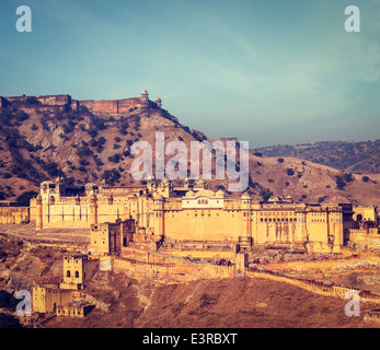 Vintage retrò hipster stile immagine di viaggio del Rajasthan famoso punto di riferimento - Amer (Ambra) fort, Rajasthan, India Foto Stock