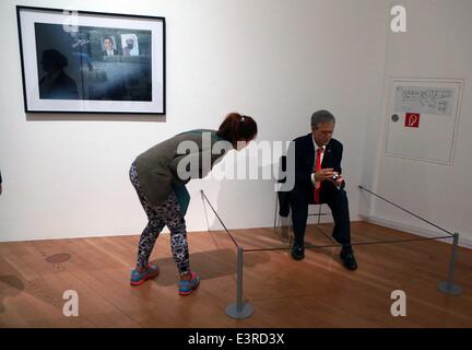 Francoforte, Germania. 27 Maggio, 2014. Una donna si reca presso il 'paparazzi! FOTOGRAFEN, STARS UND KUNSTLER" mostra fotografica a Schirn Kunsthalle galleria d'arte di Francoforte, in Germania, il 27 maggio 2014. La mostra si è aperta il venerdì e potrebbe durare fino a ottobre 12. © Luo Huanhuan/Xinhua/Alamy Live News Foto Stock