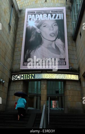 Francoforte, Germania. 27 Maggio, 2014. Una donna arriva a visitare il 'paparazzi! FOTOGRAFEN, STARS UND KUNSTLER" mostra fotografica a Schirn Kunsthalle galleria d'arte di Francoforte, in Germania, il 27 maggio 2014. La mostra si è aperta il venerdì e potrebbe durare fino a ottobre 12. © Luo Huanhuan/Xinhua/Alamy Live News Foto Stock