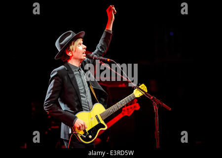 Toronto, Ontario, Canada. Il 27 giugno, 2014. Musicista BECK suona presso il Sony Centre di Toronto. Credito: Igor Vidyashev/ZUMAPRESS.com/Alamy Live News Foto Stock