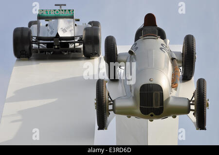 La scultura in occasione del Goodwood Festival of Speed del 2014 copre la storia di Mercedes. Gerry Judah, scultura centrale. Mercedes W04 e W25 Foto Stock