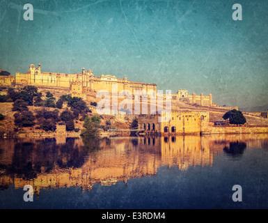 Vintage retrò stile hipster immagine della famosa pietra miliare di Rajasthan Amer (Ambra) fort, Rajasthan, India con texture grunge sovrapposti Foto Stock