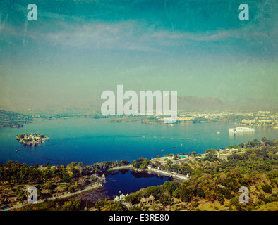 Vintage retrò hipster stile immagine di viaggio di vista aerea del Lago Pichola con il Lago Palace (Jag Niwas e Jag Mandir con grunge Foto Stock