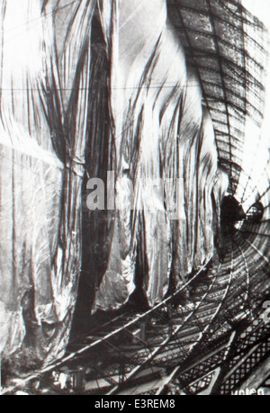 Questa immagine della Lou Larson Collection raffigura Charles Donald Larson, una figura notevole nella storia dell'aviazione. Larson era noto per i suoi contributi allo sviluppo e al collaudo di aerei durante l'età d'oro dell'aviazione. Foto Stock