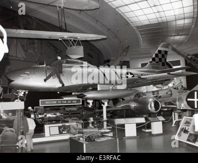 L'F-86 Sabre nordamericano era un caccia a reazione molto influente utilizzato principalmente durante la guerra di Corea. Conosciuto per la sua velocità e manovrabilità, l'F-86 Sabre fu uno dei primi aerei ad ala aperta di successo e contribuì a stabilire il dominio americano nel combattimento a reazione durante il periodo della prima guerra fredda. Foto Stock