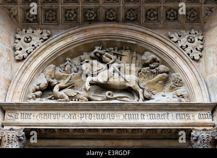 San Giorgio e il drago sulla basilica di St George sul castello di Praga Foto Stock