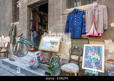 Terezin città Theresienstadt strada in ex negozio ghetto ebraico, bazaar, beni di seconda mano Repubblica Ceca Foto Stock