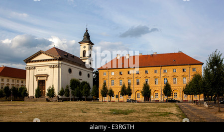 Theresienstadt ex città ghetto ebraico Terezin Chiesa sulla piazza principale Repubblica Ceca, Europa Foto Stock