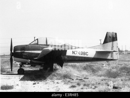 Questa fotografia della collezione Charles M. Daniels raffigura il North American T-28 Trojan, un aereo da addestramento militare con motore a pistoni sviluppato negli anni '1950 Il T-28 fu ampiamente utilizzato dalla U.S. Air Force e dalla Navy per l'addestramento dei piloti e il combattimento. Questo modello, registrato N7498C, mostra il suo design e il suo significato storico nell'aviazione militare. Foto Stock
