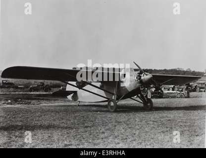 La Charles M. Daniels Collection include una fotografia della Travel Air 5000, NX869, con gli aviatori Arthur C. Goebel e William V. Davis. Questo storico velivolo, prodotto dalla Travel Air Manufacturing Company, è stato una parte significativa della storia dell'aviazione. Foto Stock