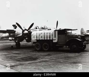 Questa fotografia della Charles M. Daniels Collection mostra l'F-15, un aereo da caccia rinomato per la sua versatilità e superiorità aerea. L'F-15 è stato una parte significativa della flotta dell'aeronautica statunitense, eccellendo sia in ruoli di combattimento aria-aria che aria-terra. Foto Stock