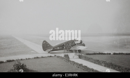 Questa immagine della collezione Charles M. Daniels raffigura uno Stinson Model A, un aereo trimotore utilizzato dalla Central Airlines. L'aereo Stinson giocò un ruolo chiave nei primi viaggi aerei, con il modello A che fu parte della fondazione per l'aviazione civile all'inizio del XX secolo. Foto Stock