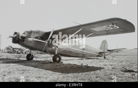 Questa fotografia fa parte della Charles M. Daniels Collection e presenta lo Stinson SM-6000B, un aereo da trasporto utilizzato durante la metà del XX secolo. L'aereo, registrato come N11153, era notevole per la sua versatilità sia in applicazioni civili che militari. Foto Stock