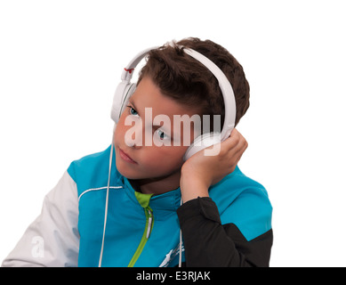 Gli occhi blu ragazzo giovane con le cuffie su sfondo bianco Foto Stock