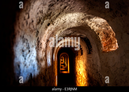 Un corridoio sotterraneo nella piccola fortezza di Terezin nella Repubblica Ceca. Foto Stock