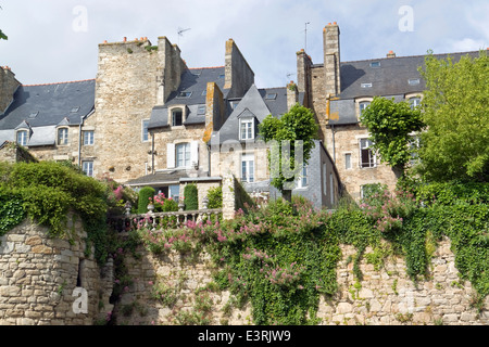 Vista sulla città di Dinan, una città bretone in Francia nordoccidentale Foto Stock