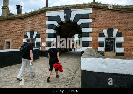 Cancello di ingresso alla fortezza di piccole dimensioni. Terezin Campo di Concentramento nella Repubblica Ceca. Europa Foto Stock