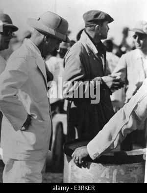 La Charles M. Daniels Collection include una varietà di fotografie che documentano la storia dell'aviazione e il contributo di figure chiave del settore. Queste immagini coprono diversi decenni e mostrano l'evoluzione del volo. Foto Stock