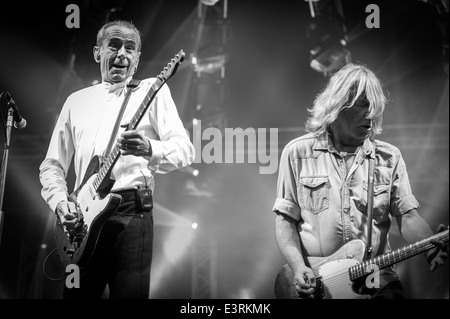 Status Quo sul palco della parata di di velocità Cholmondeley Castle Foto Stock