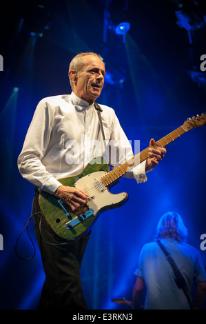 Status Quo sul palco della parata di di velocità Cholmondeley Castle Foto Stock