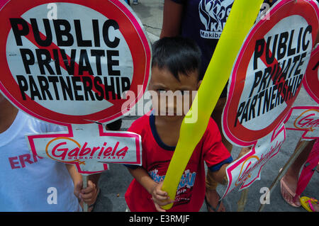 Manila, Filippine. Il 27 giugno, 2014. MANILA, Phlippines - i bambini partecipano a una manifestazione di protesta al di fuori dell'ospedale, come alcuni 300 medici, infermiere e personale del Philippine per bambini Centro Medico (PCMC) tenere un Flash Mob dance protesta per opporsi al piano del Dipartimento della Salute (DOH) di sfrattare la hospital, tenutosi presso l'ospedale di lobby in Quezon city, a nord-est di Manila il 27 giugno 2014. Militante del gruppo femminile Gabriela hanno mostrato il loro supporto come essi si oppongono al governo fire vendita di ospedali pubblici e chiamato per il trasferimento della proprietà della terra a PCMC dove è stato in piedi sul Foto Stock