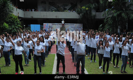 Manila, Filippine. Il 27 giugno, 2014. MANILA, Phlippines - Alcuni 300 medici, infermiere e personale del Philippine per bambini Centro Medico (PCMC) tenere un Flash Mob dance protesta per opporsi al piano del Dipartimento della Salute (DOH) di sfrattare la hospital, tenutosi presso l'ospedale di lobby in Quezon city, a nord-est di Manila il 27 giugno 2014. Militante del gruppo femminile Gabriela hanno mostrato il loro supporto come essi si oppongono al governo fire vendita di ospedali pubblici e chiamato per il trasferimento della proprietà della terra a PCMC dove è stato in piedi su per tre decenni. (Credito Immagine: © George Calvelo/NurPhot Foto Stock