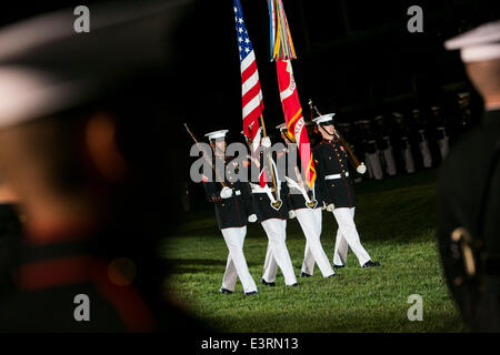 Washington, DC. Il 27 giugno, 2014. La Caserma marini Washington DC, sfilata serale a Washington DC, il Venerdì, 27 giugno 2014. Credito: Kristoffer Tripplaar/Piscina via CNP/dpa/Alamy Live News Foto Stock