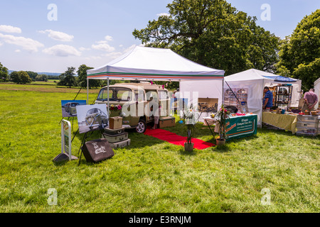 East Devon, 21 giugno 2014. Un estate Fete e party in giardino con un VW Camper Van pubblicità camper noleggio. Foto Stock