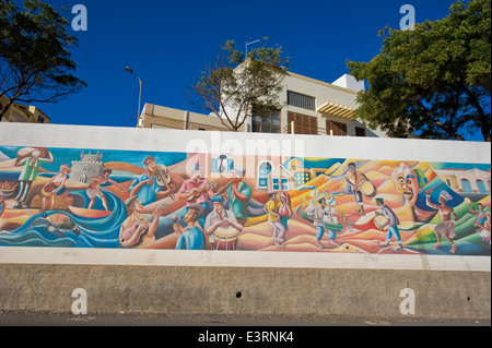 Una street view di Mindelo, l'unica città sull'isola di Sao Vicente, Capo Verde. Foto Stock