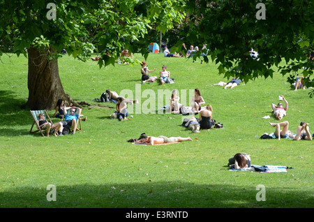 Caldo e soleggiato giorno di estate in St James Park, London, Regno Unito Foto Stock