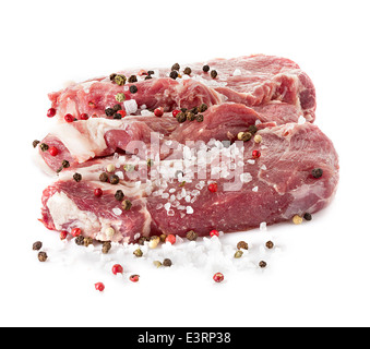 Pezzi di carne cruda di close-up isolati su sfondo bianco Foto Stock