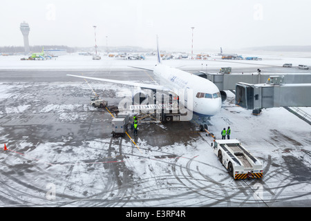 SAINT-Petersburg, Russia - 19 Marzo 2014: aeroporto innevato, aereo, personali e le automobili di servizio Foto Stock