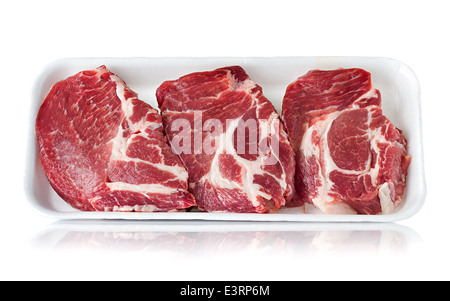 Pezzi di carne cruda di close-up isolati su sfondo bianco Foto Stock