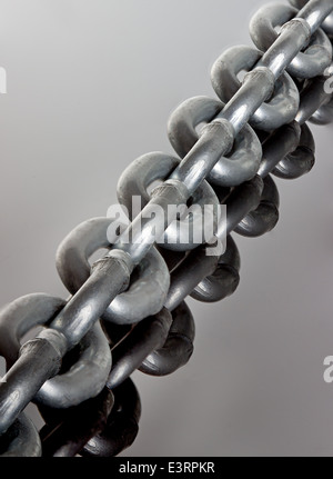 Catena di metallo sul nero brillante sullo sfondo dello specchio Foto Stock