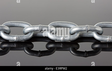 Catena di metallo sul nero brillante sullo sfondo dello specchio Foto Stock